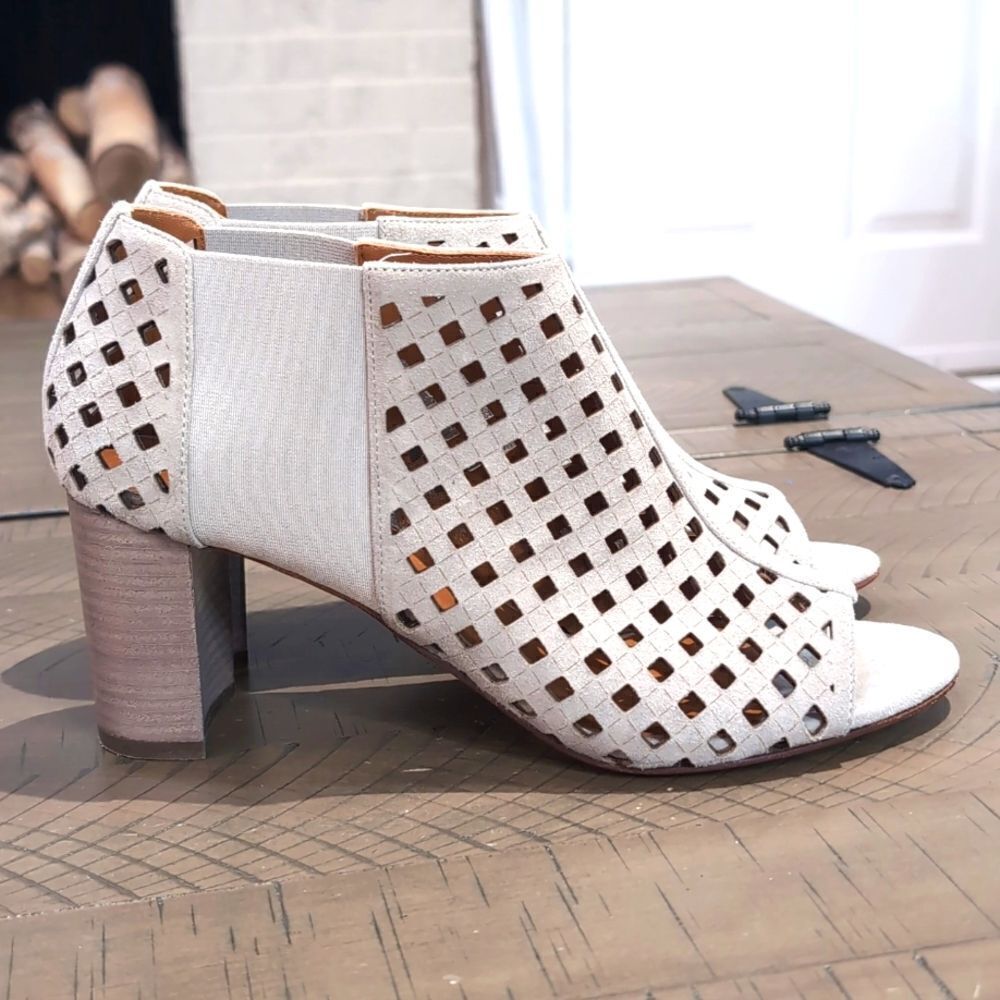 Aquatalia Shari Gray Suede Perforated Caged Heel Booties Sz 10.5